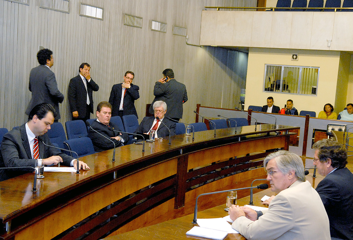 Parlamentares integrantes da CPI<a style='float:right;color:#ccc' href='https://www3.al.sp.gov.br/repositorio/noticia/11-2009/CDHUDEPSmmy_ (3).jpg' target=_blank><i class='bi bi-zoom-in'></i> Clique para ver a imagem </a>